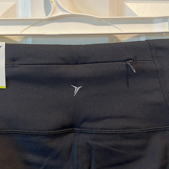 Old navy 7/8 ankle go dry leggings - Picture 3 of 6